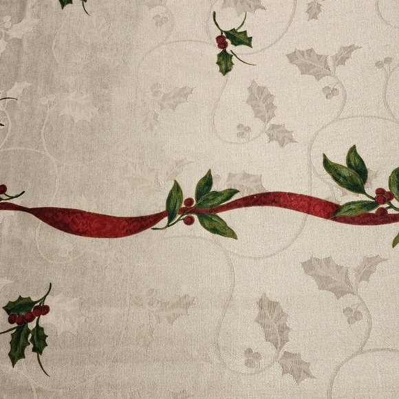 New Charter Club 10' Holly Tablecloth and 6 placemats. - Picture 5 of 7